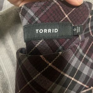 Cute stretchy plaid purple black and pink and gray in great condition